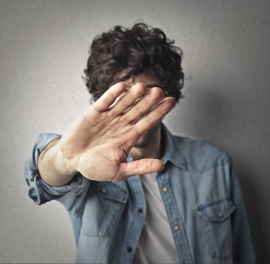 photo
homme faisant le signe stop avec sa main, lui cachant le visage