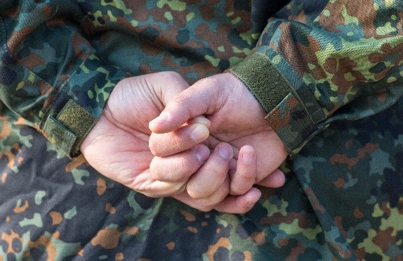 photo
mains croisées dans le dos d'un militaire